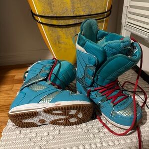 Burton Sapphire Women’s size 8 snowboarding snow boots disco style